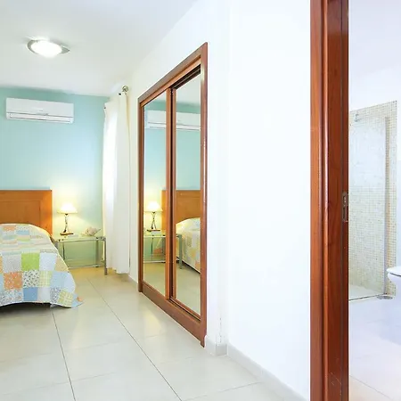 Villa Puerto Del Carmen Sleeps 6 Air Con Wifi *